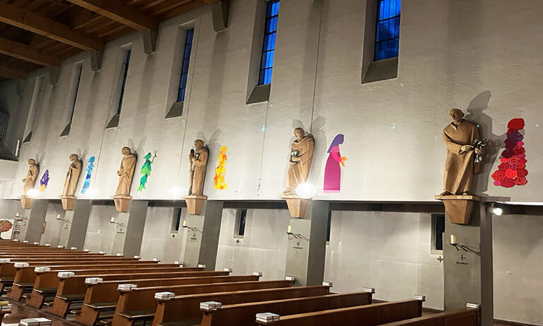 Frauen-Installation in Heilig Geist