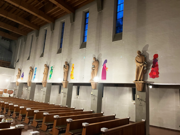 Frauen-Installation in Heilig Geist